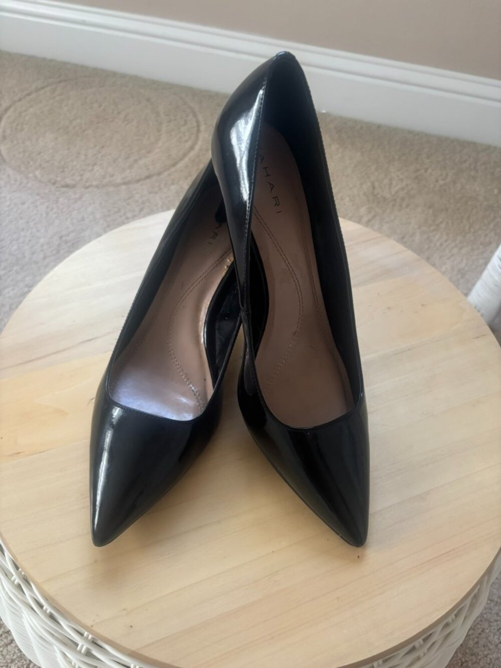 Tahari Harper Black Patent Leather Pumps 2.5" Heels Women's Size 8.5M